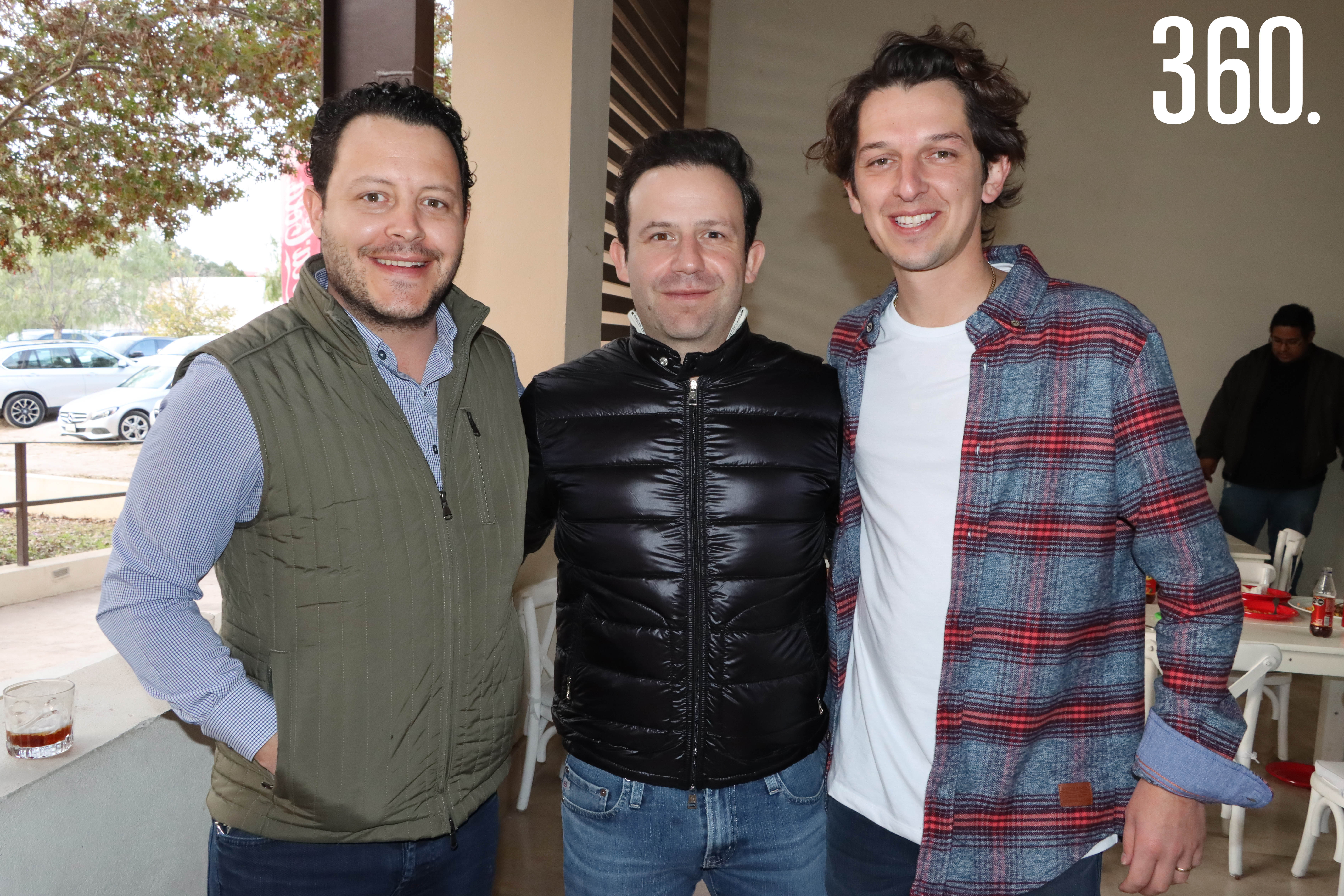 Chuy y Mario Arizpe Dávila con su primo Pepe Rodríguez Arizpe.