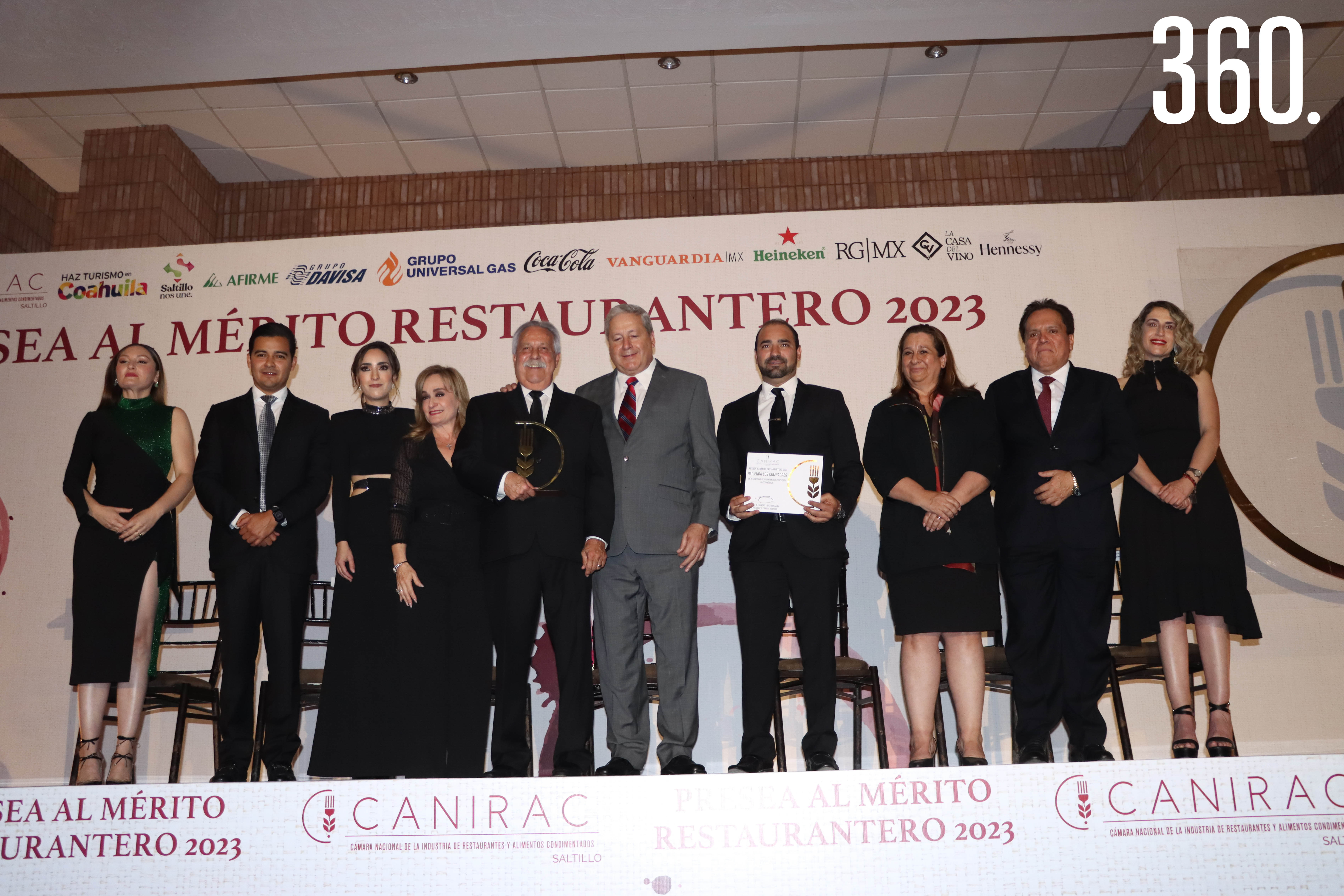 Hacienda Los Compadres recibiendo Presea por Mejor Propuesta Gastronómica.