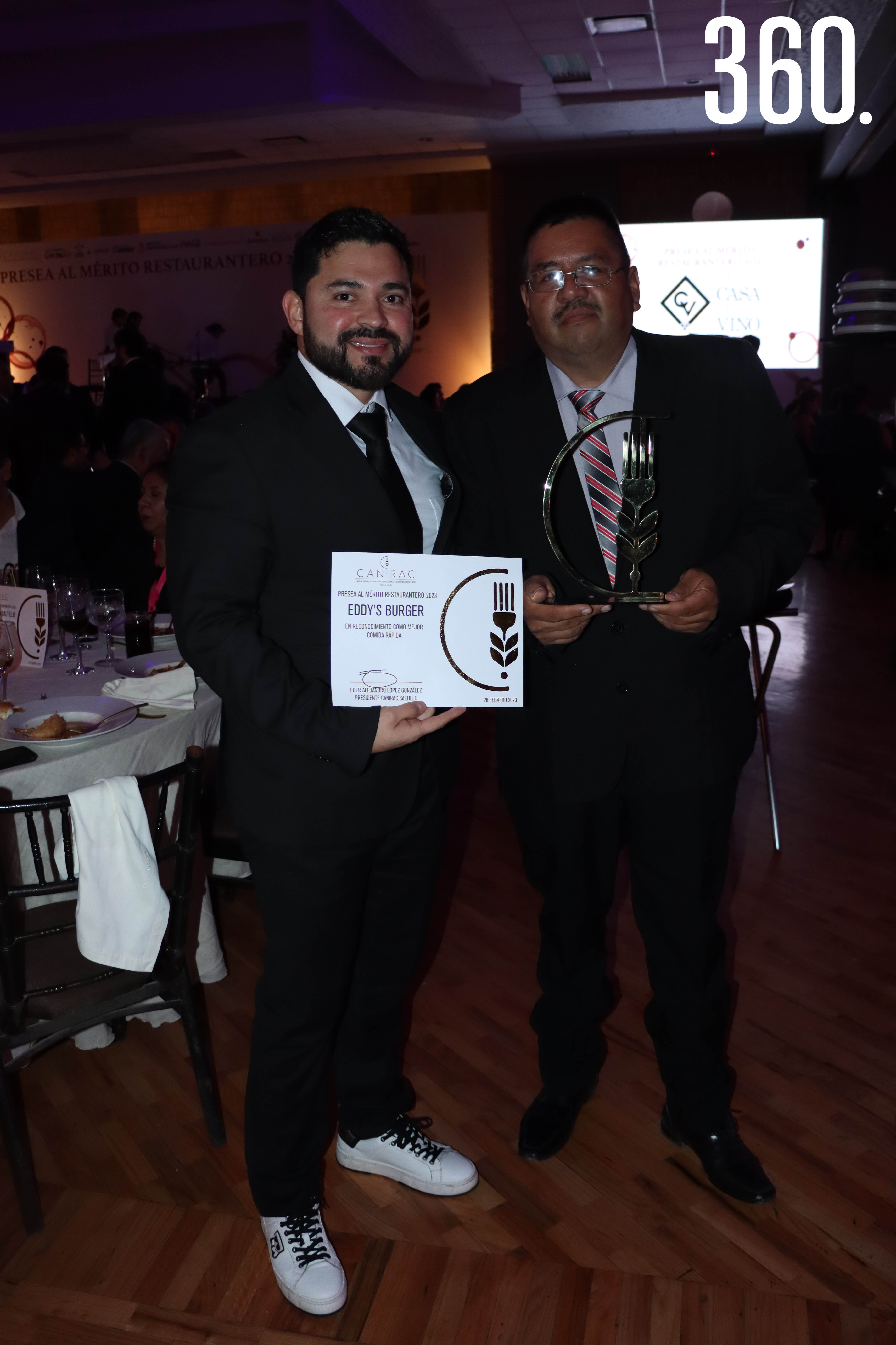 Alfonso Herrera y Francisco Gómez con su premio.