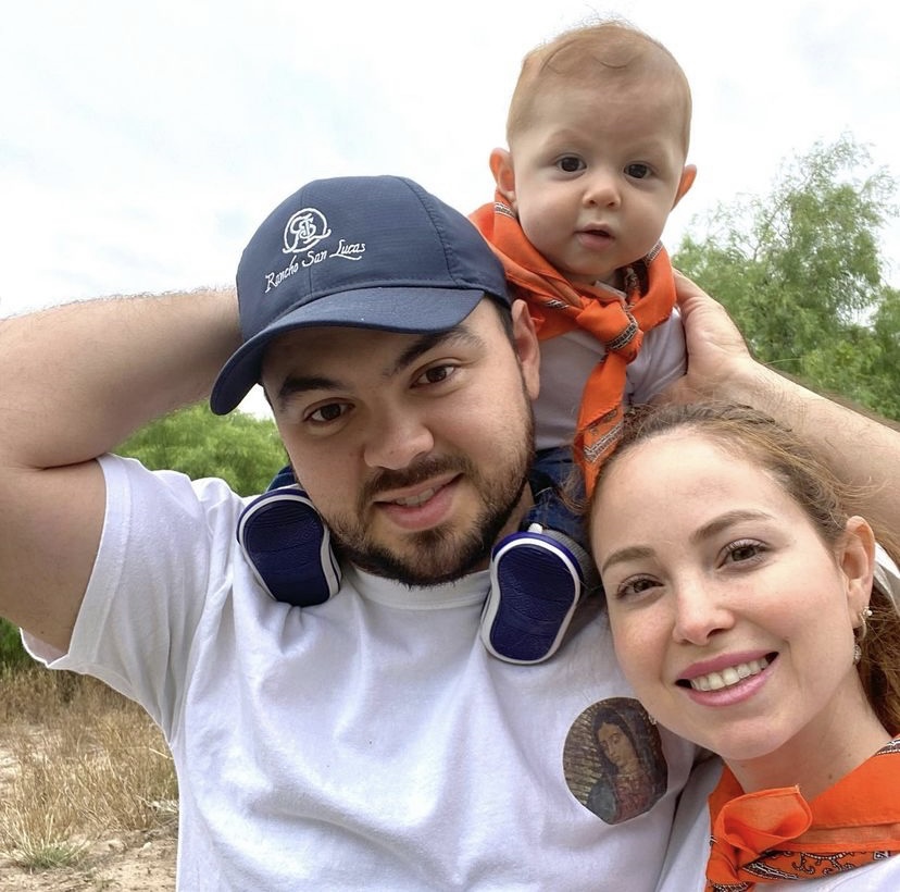 Rocío Chapa y Leonardo González, junto a su hijo Leonardo Gabriel.