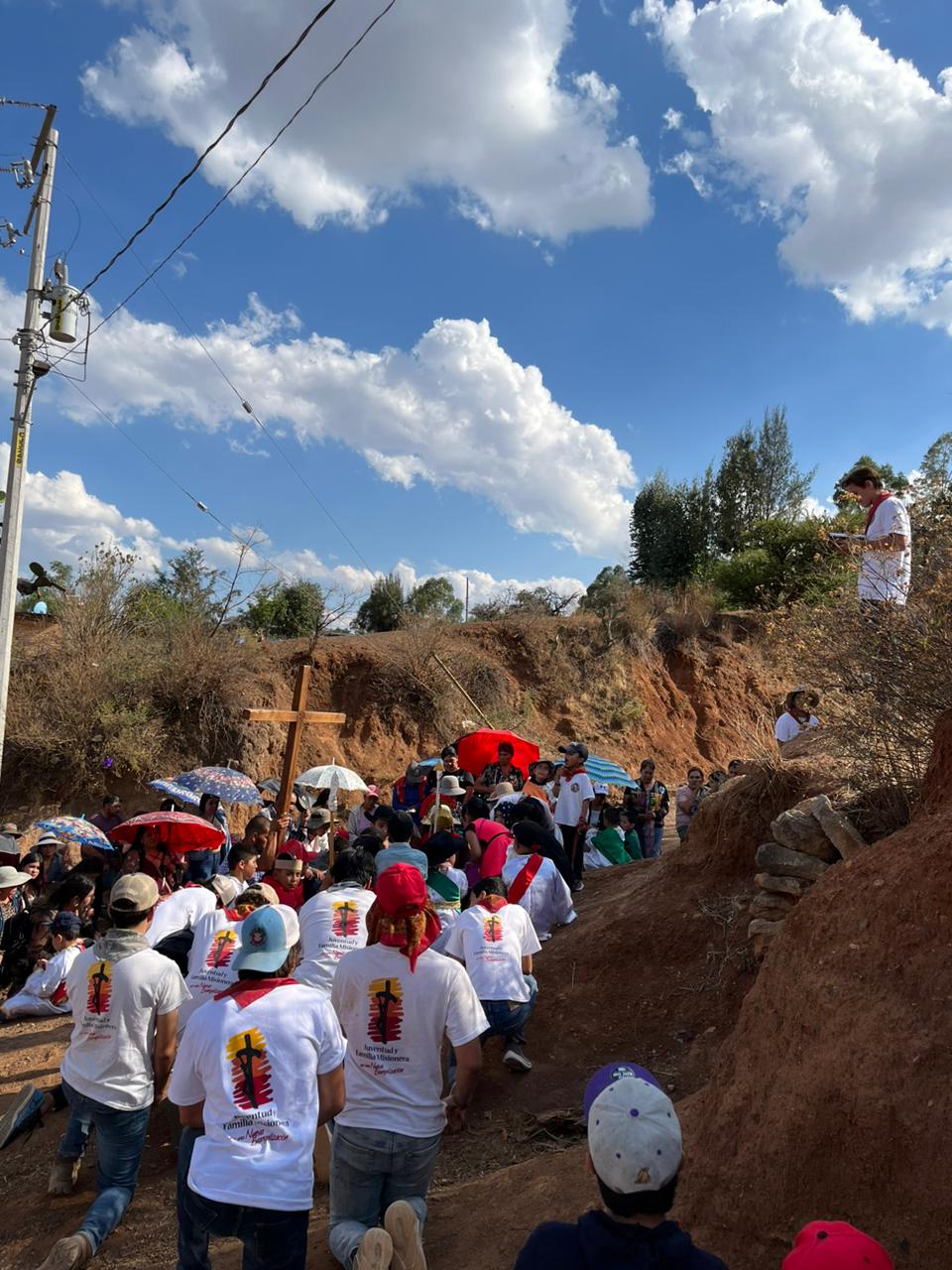 Misioneros participaron en el Vía crucis.