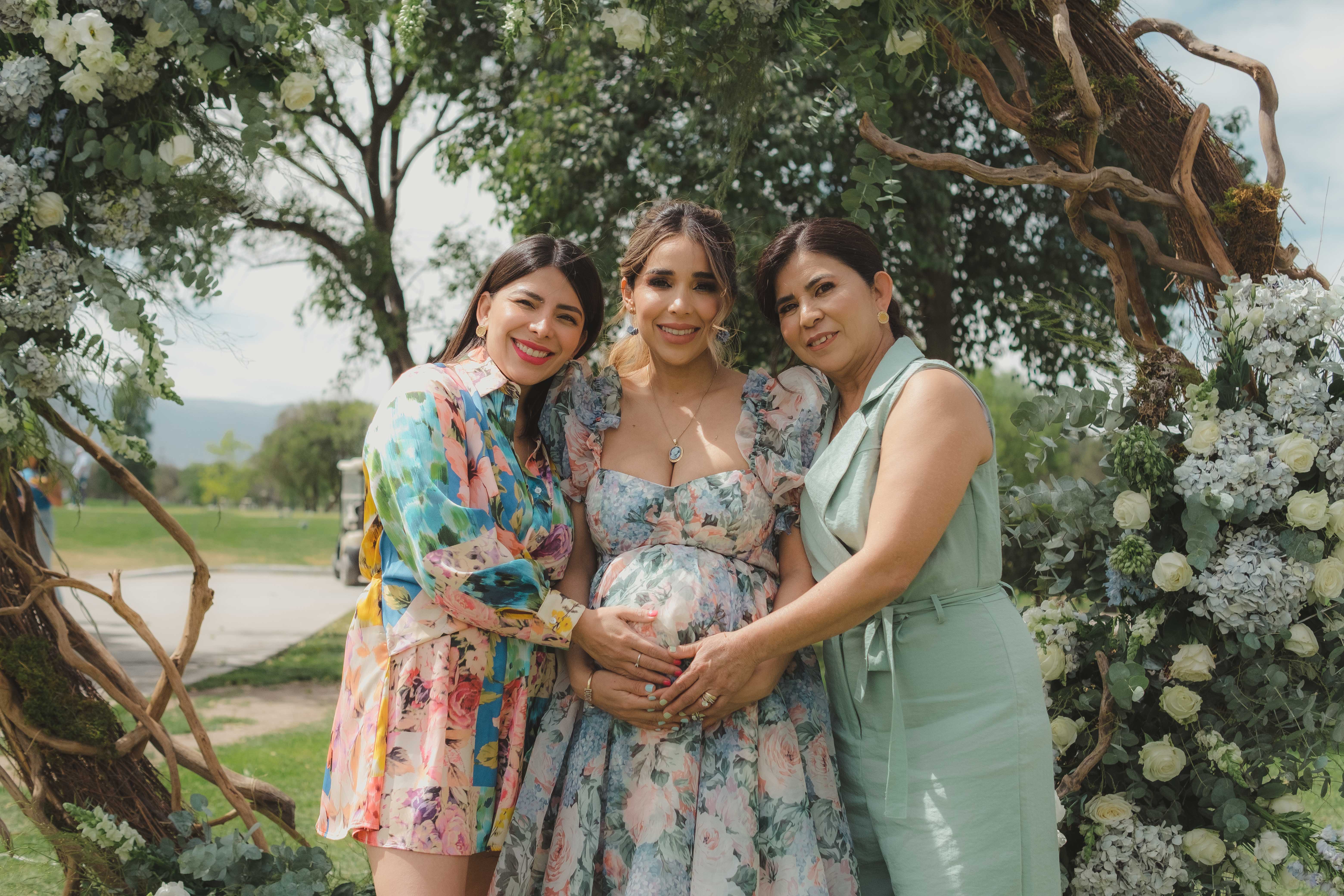 Alicia Ramos y Ceci Aguilar de Ramos con María José.