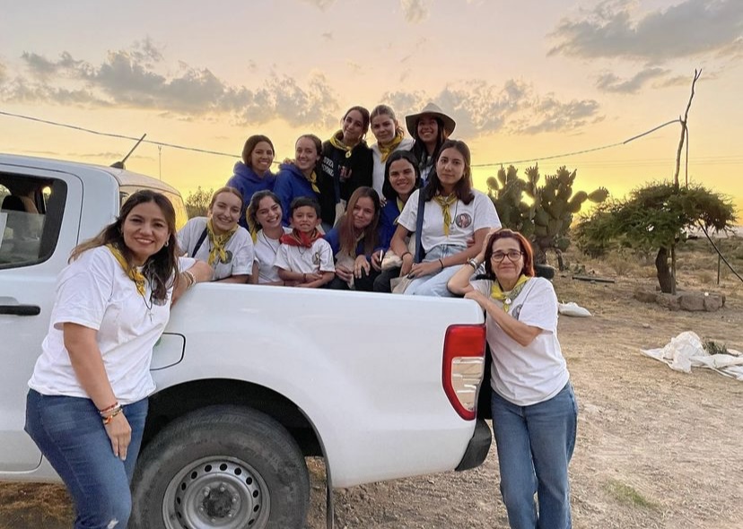 Yadett de Ávalos y Conchalupe Llaguno junto a las misioneras