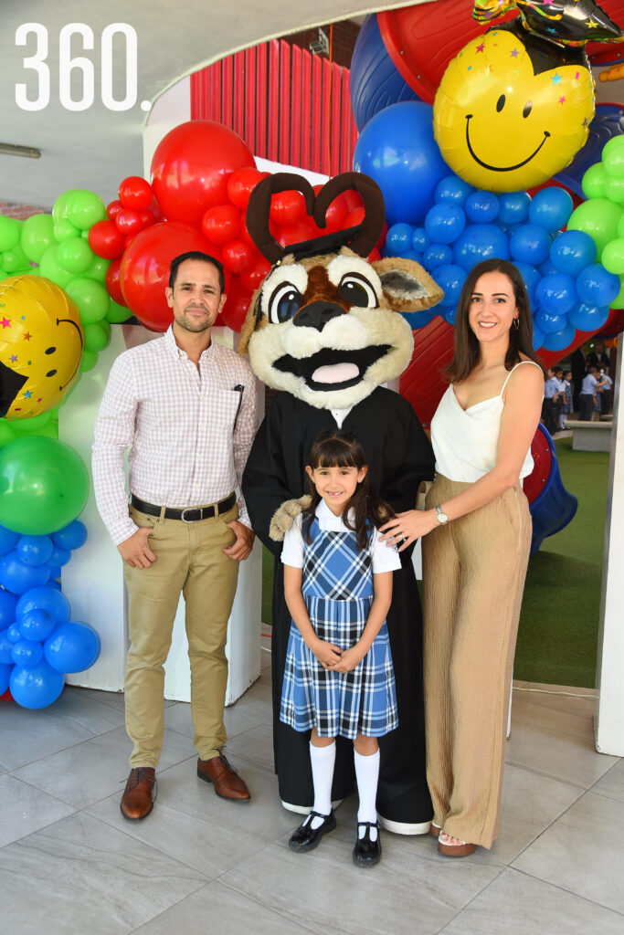 Cesar García y Carolina Sánchez con Amalia.