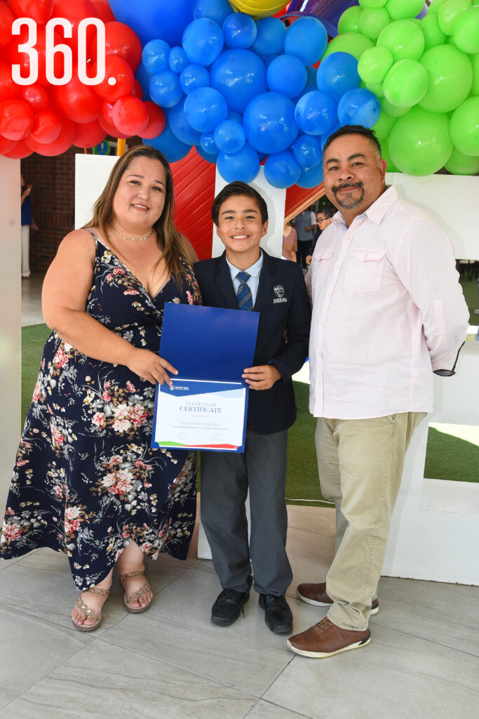 Ana Laura Rodríguez y Oscar Velázquez con Oscar.