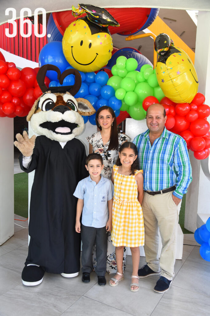 Ofelia Valdés y Francisco Soria con Santiago y Camila.