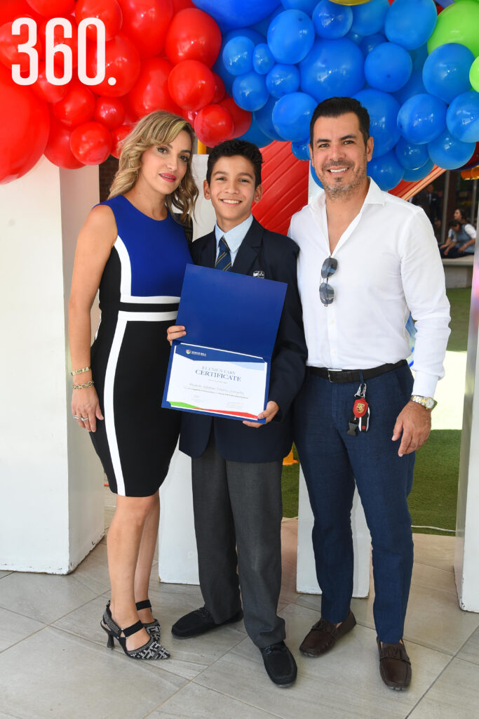 Paloma Zertuche y Ricardo Martínez con Ricardo.