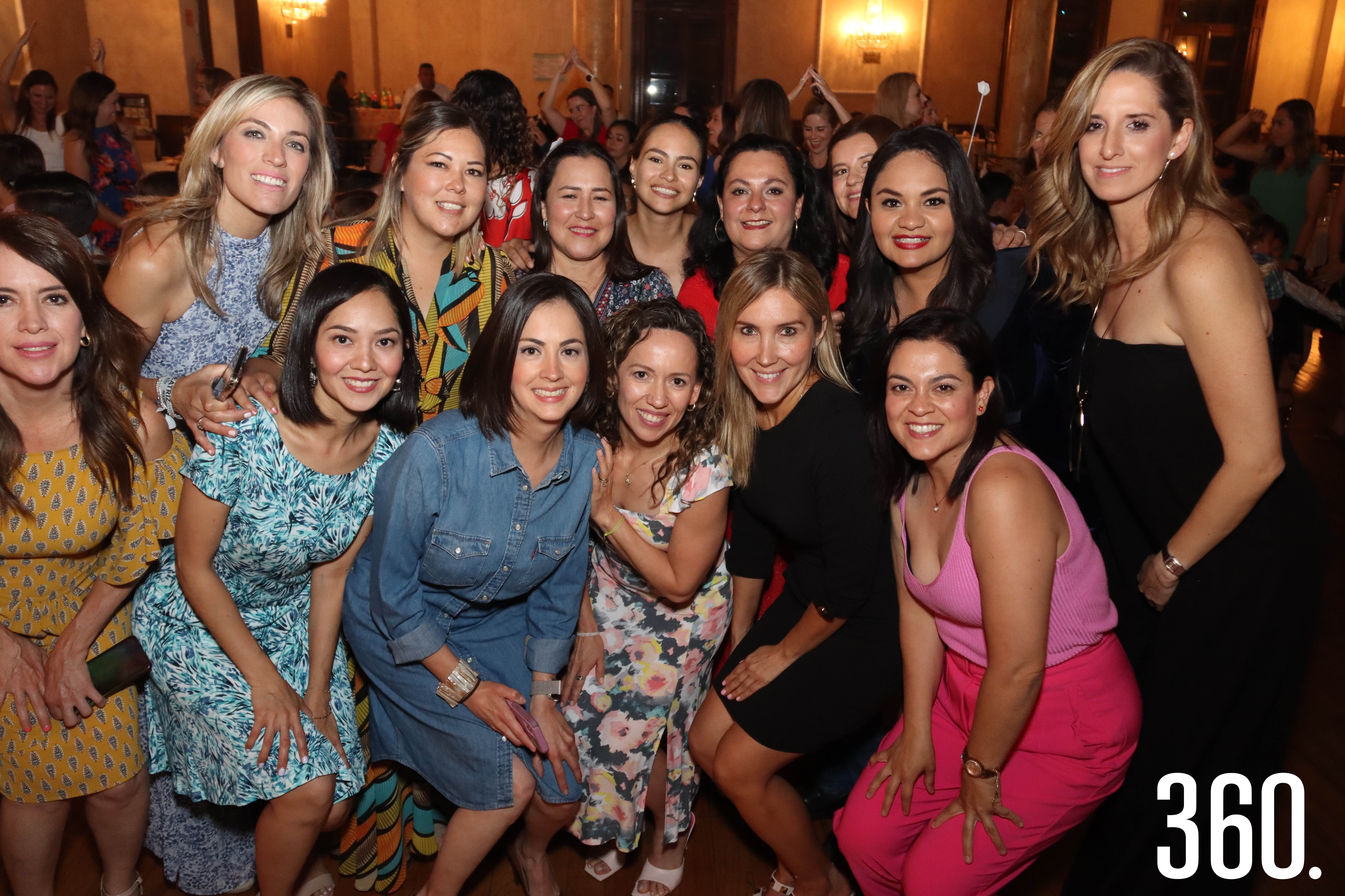 Las madres disfrutaron de una deliciosa cena y baile con sus pequeños príncipes en el evento organizado por NET Saltillo.