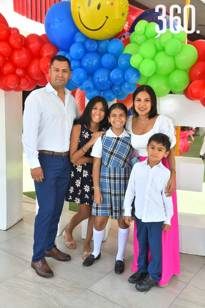 Cesar Gutiérrez y Jaqueline Interial con Renata, Elisa y Cesar Gutiérrez.