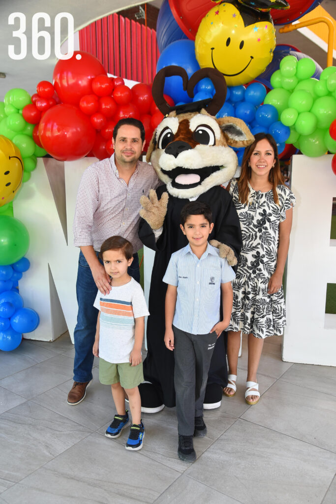 Rodrigo Díaz y Julieta Aburto con Eduardo y Rodrigo.