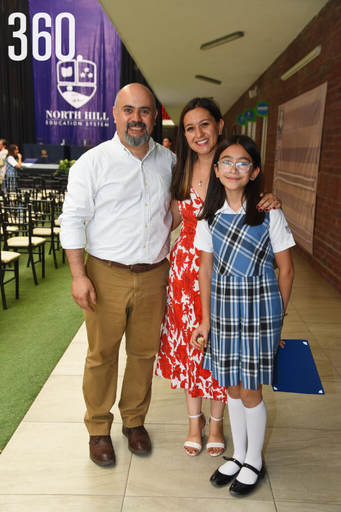 Diego Ortiz De Montellano y Tania Alfaro con María Elisa.