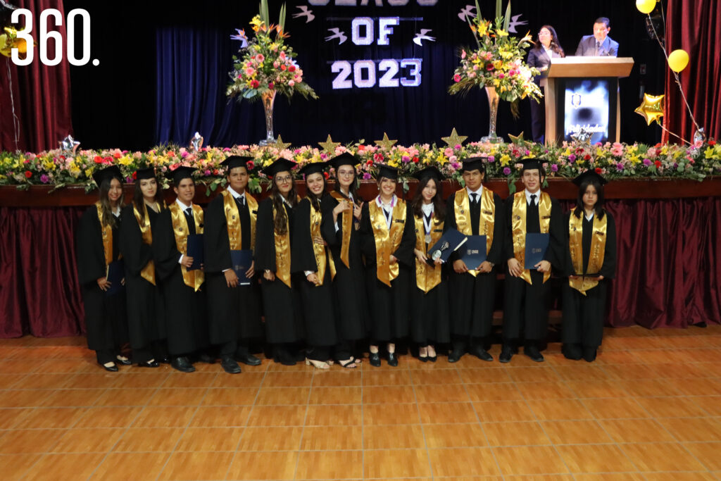 Alumnos graduados de preparatoria que estuvieron en el colegio desde primaria.