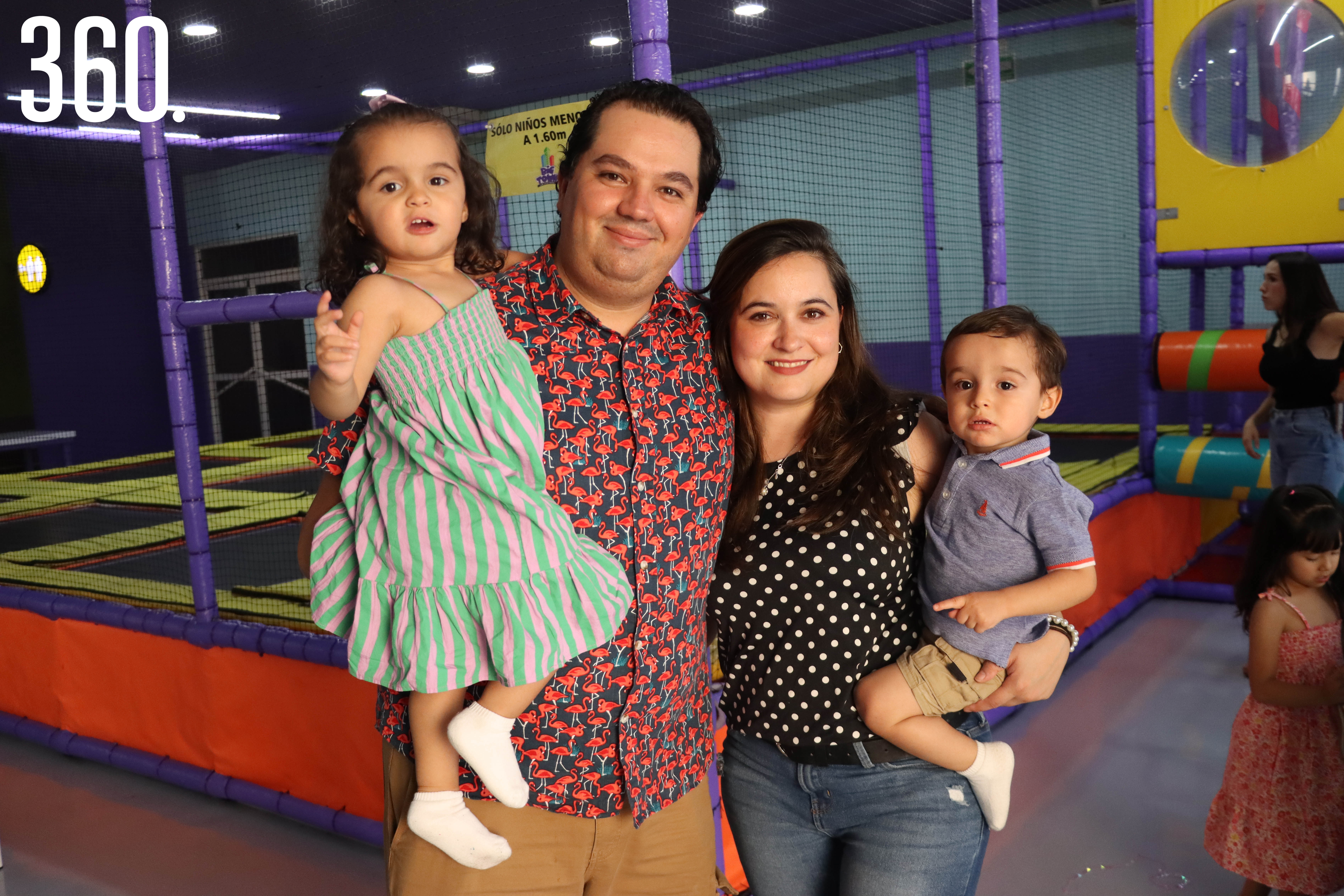 Edwin Reséndiz y Karen Schraner con sus hijos Karen y Diego.