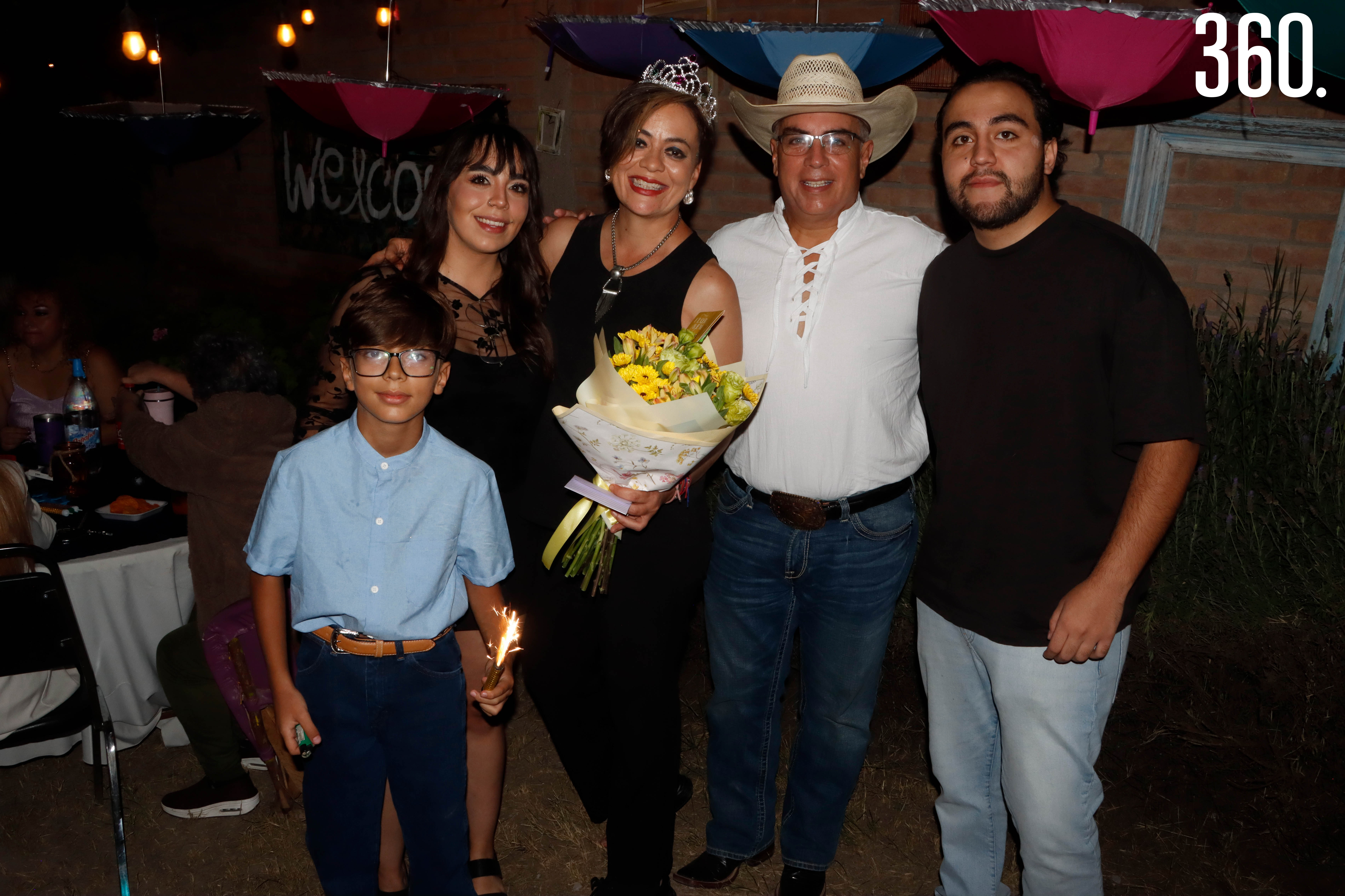 Claudia acompañada por su esposo, Antonio Neira Villajuana, y sus hijos, Héctor, Fernanda y Toño.